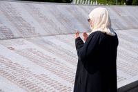 Över 100 000 beräknas ha dödats i kriget. Bild på minnesmonument för de som dödades i massakern i Srebenica. Arkivbild.