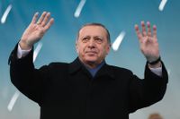 Turkiets president Recep Tayyip Erdogan talar till sina supportrar vid en ceremoni i Afyonkarahisar, i västra Turkiet.