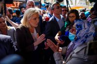 Den franska nationalistledaren Marine Le Pen har fram till häromdagen lobbat hårt för ett allmänt slöjförbud. Här diskuterar hon med en 70-årig kvinna i slöja som konfronterade henne i sydfranska Pertuis.