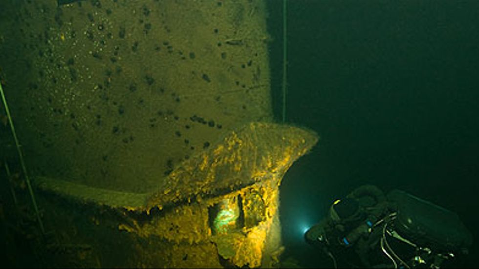 En tvist har blåst upp om en misstänkt sovjetisk ubåt som hittats söder om Gotland. Försvaret anser det inte meningsfullt att kontrollera ubåten närmare. Förre ÖB Bengt Gustafsson vill dock att nya dykningar görs. 