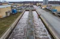 Ett kommunalt reningsverk med bassänger för rening av avloppsvatten i Enköping. 