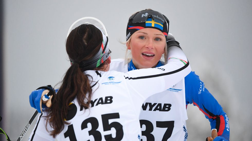Både Charlotte Kalla och Frida Karlsson slogs ut redan i kvalet i sprinten i Ruka.
