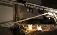 Tända ljus och blommor utanför det hus där en 22-årig kvinna knivdödades i ett bråk på ett HVB-hem i Mölndal för ensamkommande flyktingbarn där hon jobbade.
