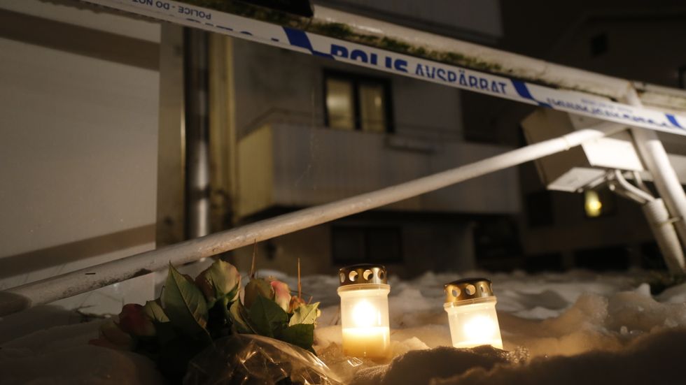 Tända ljus och blommor utanför det hus där en 22-årig kvinna knivdödades i ett bråk på ett HVB-hem i Mölndal för ensamkommande flyktingbarn där hon jobbade.