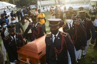 Haiti befinner sig i en allt djupare politisk och ekonomisk kris efter mordet, med kriminella gäng som kontrollerar stora delar av landet. Bilden är från Moïses begravning.