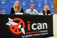 Beatrice Fihn, till vänster, leder den Internationella kampanjen för att avskaffa kärnvapen, som i år fick Nobels fredspris. 