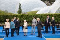 Den brittiska drottningen Elizabeth i Cornwall på fredagskvällen omgiven av ledarna för G7-länderna och EU:s två toppledare.