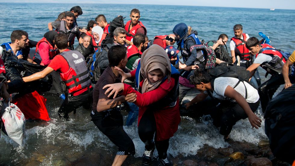 Flyktingar går i land på Lesbos i Grekland efter att ha åkt i en gummibåt från Turkiet.
