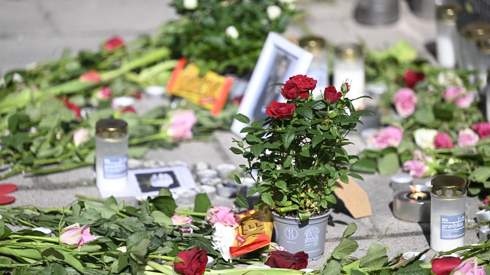 Blommor och ljus efter dödsskjutningen av en ung man i Stockholmsförorten Rågsved i maj förra året. Arkivbild.