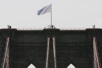 Flaggmysteriet på Brooklynbron löst