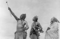 Tre medlemmar av apsáalookefolket, cirka 1908.