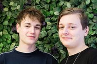 Samuel Björklund och Charlie Lindell jobbar med Facebook-gruppen #killmiddag online, en plattform för både fysiska och virtuella middagar med enbart killar. 