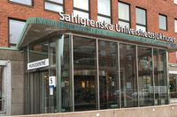 En ung flicka har skadats allvarligt i en olycka där en personbil körde in i en timmerbil utanför Tranemo. Flickan vårdas på Sahlgrenska universitetssjukhuset i Göteborg. Arkivbild.