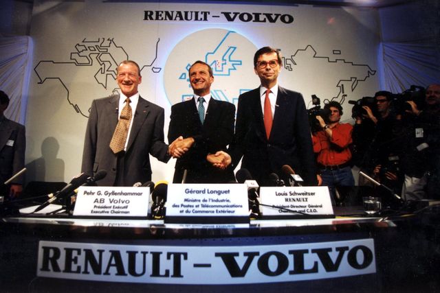 När fusionen med Renault föll avgick Pehr G Gyllenhammar med omedelbar verkan.