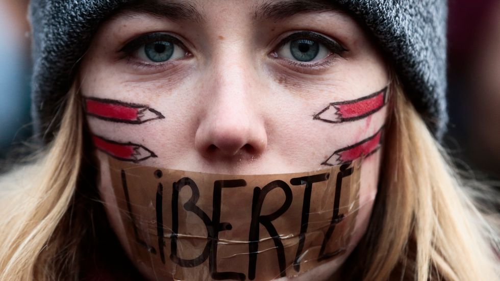 En kvinna manifesterar mot censur och för yttrandefrihet efter attacken mot satirtidningen Charlie Hebdo i Paris.