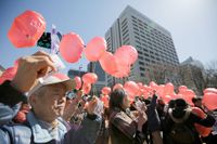 En protest i Tokyo mot kärnkraft. Landets premiärminister Shonzo Abe vill få i gång ett antal reaktorer igen trots stort motstånd.