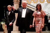 En annan fest på Mar-a-Lago – Donald och Melania Trump anländer tillsammans med sonen Barron till nyårsmiddagen för tre veckor sedan.