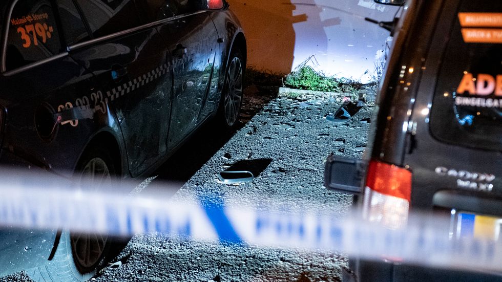 Två taxibilar skadades i samband med en detonation i ett industriområde i Malmö under natten.
