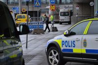 Två polisbilar utanför ankomsthallen på Arlanda flygplats i Stockholm. Arkivbild.