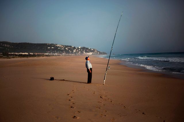 En ensam man fiskar på stranden i Cadiz, Spanien. Vi i Västeuropa och Nordamerika utgör numera endast en niondel av jordens befolkning.