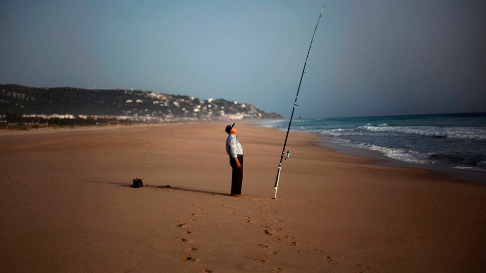 En ensam man fiskar på stranden i Cadiz, Spanien. Vi i Västeuropa och Nordamerika utgör numera endast en niondel av jordens befolkning.