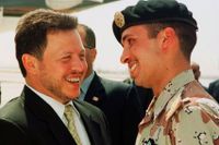 Jordaniens kung Abdullah (till vänster) skrattar tillsammans med sin halvbror prins Hamza 2001. Men i dag är minerna inte lika muntra sedan en politisk kris avslöjat djupa sår som splittrar kungafamiljen.