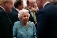 Storbritanniens 95-åriga drottning Elizabeth med bland andra premiärminister Boris Johnson vid ett evenemang under tisdagen. Arkivbild.