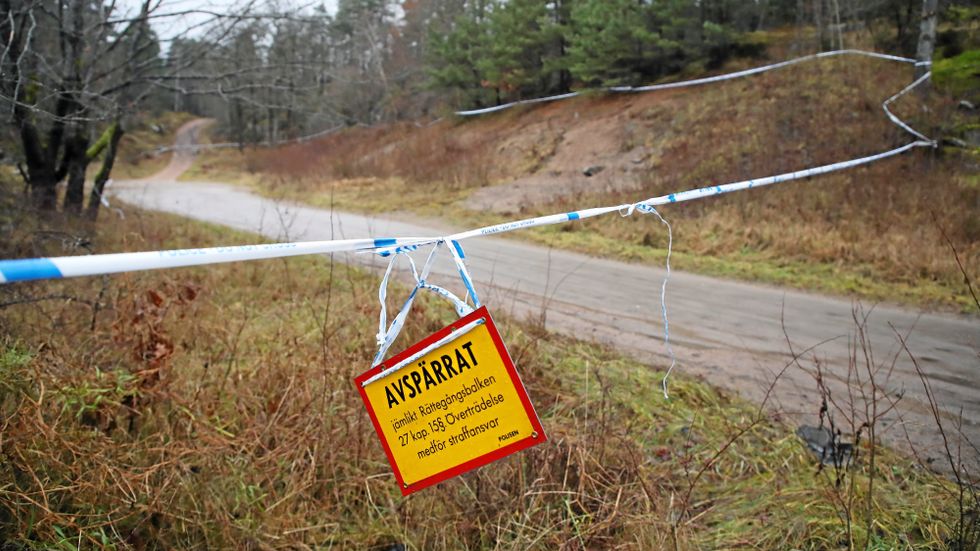 Polisen har spärrat av ett skogsområde utanför Uddevalla. Avspärrningen sätts i samband med en 17-årig flickas fösvinnande.