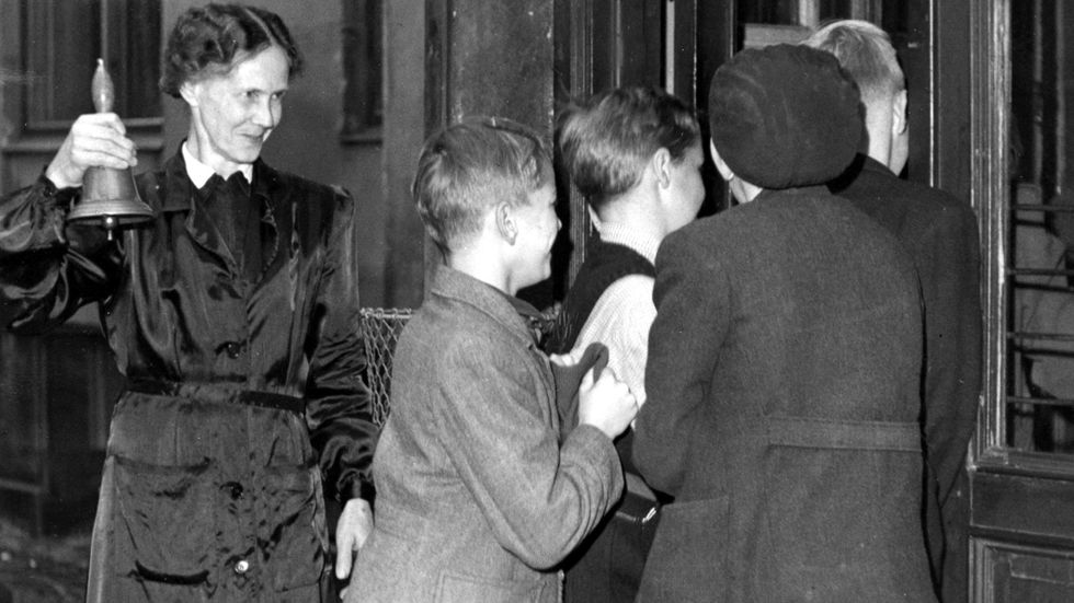 Under tiden 1936–48 genomfördes den sjuåriga folkskolan från att tidigare varit sex år. Bilden är daterad den 14 oktober 1947 och visar fröken Vera Ohlson när hon ringer in skolans elever från rast, vilket hon har gjort i 25 år.