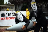 Demonstration mot det upptrappade kärnvapenhotet  i konflikten mellan USA och Nordkorea utanför Nordkoreas ambassad i Berlin.