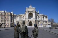 Ukrainska soldater patrullerar vid operahuset i Odessa.