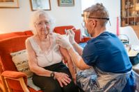 Sylvia, 94, känner hopp – får sin första spruta
