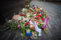 Blommor läggs på platsen där Ing-Marie Wieselgren knivhöggs till döds vid Donners plats i centrala Visby.