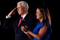 USA:s vicepresident Mike Pence och hans hustru Karen Pence efter vicepresidentens konventstal vid nationalmonumentet Fort McHenry i Baltimore.