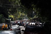 Människor samlades på Mexico Citys gator efter larm om en ny jordbävning.