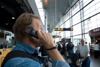 En resenär talar i telefon på flygplatsen i Köpenhamn. Arkivbild.