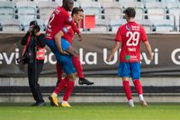 Helsingborgs Assad Al Hamlawi jublar efter att ha kvitterat, med Ravy Tsouka firandes på ryggen, under onsdagens allsvenska fotbollsmatch mellan IFK Göteborg och Helsingborgs IF på Gamla Ullevi.
