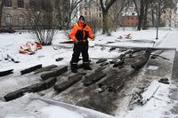 Rester från ett fartyg med sydd bordläggning har återfunnits utanför Grand Hotell i Stockholm.