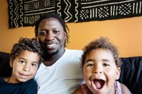 Alassane Kamara har kommit på ett roligt sätt att prata diola med sina barn vid läggdags.