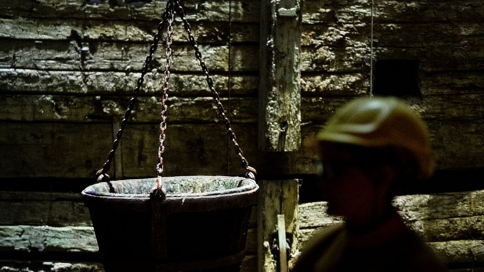 Förr i tiden var den här tunnan en hiss för gruvarbetarna. De stod med ett ben i tunnan och höll sig i repet när de hissades upp