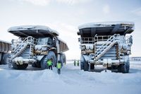 Tio gruvtruckar står stilla i kylan vid gruvan väntan på en ny köpare. Varje truck kostar mellan 20 och 30 miljoner kronor.