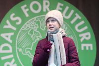 Greta Thunberg talar på klimatdemonstration.