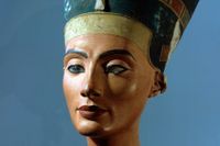 Skulpturen av drottningen Nefertitis huvud finns på ett museum i Berlin.