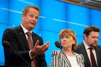 Inrikesminister Anders Ygeman (S), Beatrice Ask (M), Johan Hedin (C) under pressträffen med anledning av övernskommelse kring åtgärder mot terrorism i Riksdagen i Stockholm. 