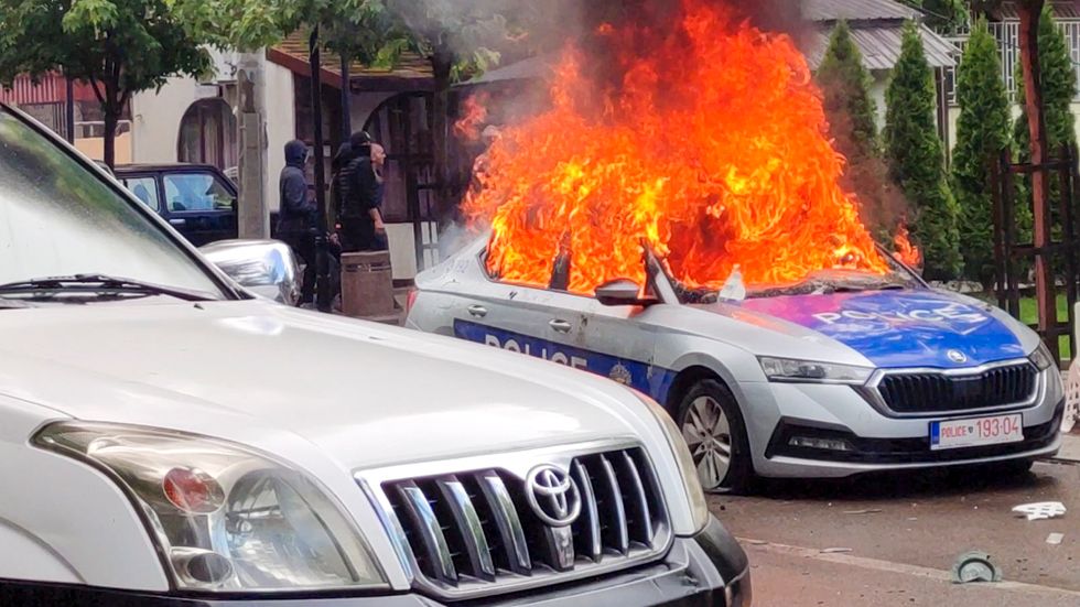 Polisbil i brand i samband med protester i staden Zvecan i norra Kosovo.