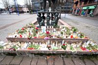 Blommor och ljus på Stortorget i Vetlanda, vid en minnesplats för den 21-åriga kvinnan som hittades död.