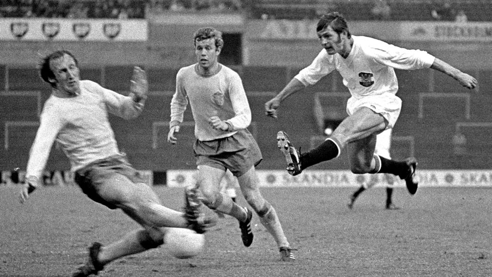 Krister Kristensson, till vänster, i en match med svenska landslaget 1971. Arkivbild.