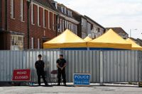 Poliser utanför ett område i Salisbury som genomsökts sedan det brittiska paret förgiftades av Novitjok, samma gift som användes mot ex-spionen Sergej Skripal och hans dotter tidigare i år.