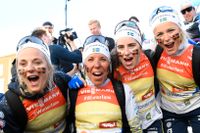 Stina Nilsson, Charlotte Kalla, Ebba Andersson och Frida Karlsson efter guldet i damernas stafett, 4x5 km, vid skid-VM i Seefeld.