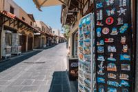 Den vanligtvis myllrande huvudgatan i Rhodos är tom i väntan på turister. Pandemin har lett till ett 98-procentigt tapp i antal turister globalt.